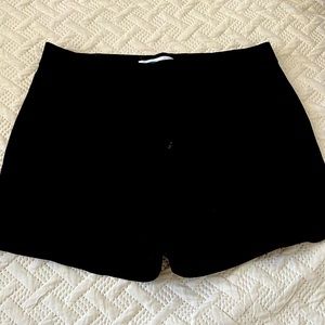 Black everyday shorts from Old Navy worn once.Side pockets very nice.